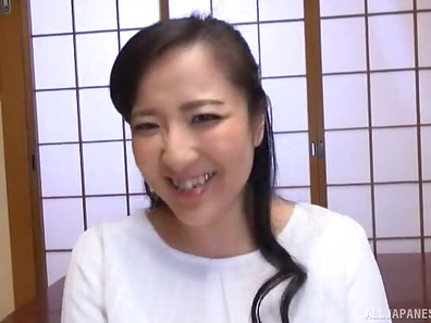 Sizzling Mature Japanese Beauty Opens Wide for Toy-Filled Orgasmic Pleasure