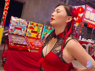 Chinese girl Mio fucked in a night market.