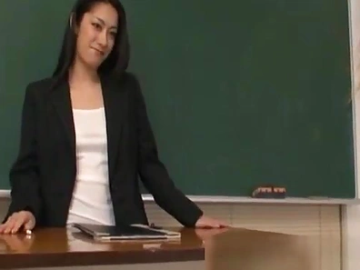 Naughty Japanese MILF Gives Mind-blowing Blowjob Leading to Creamy Finish