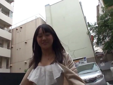 Teen amateur Kokoro Haiya masturbates inside a car