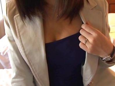 Sexy Japanese AV model shows off her round ass