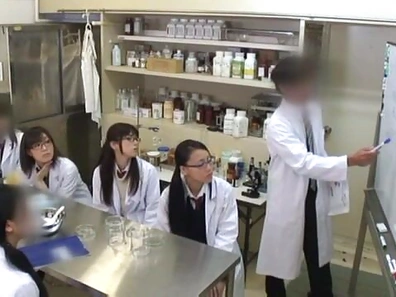 Teen schoolgirl friends in glasses help to jerk him off