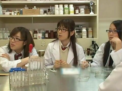 Teen schoolgirl friends in glasses help to jerk him off